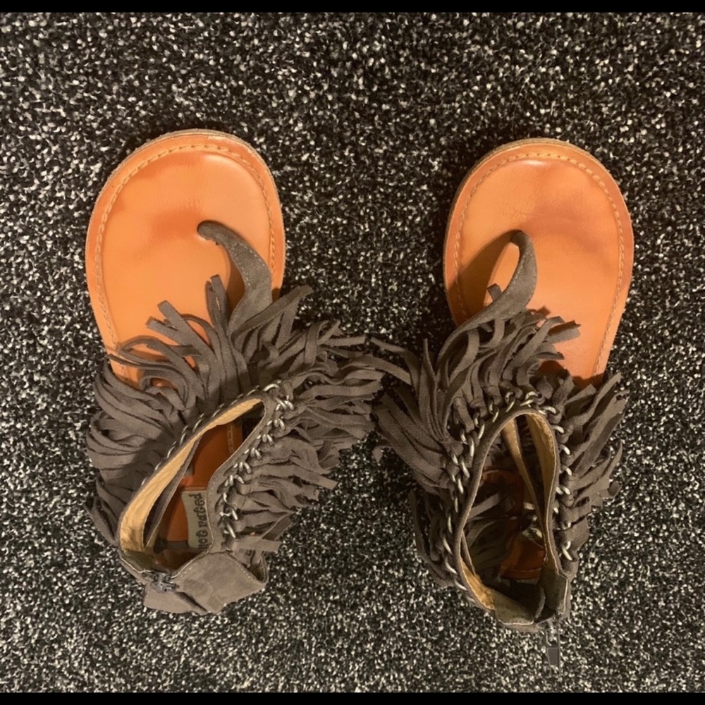 🤙🏾🔥🔥 NOT RATED FRINGE T STRAP SANDALS